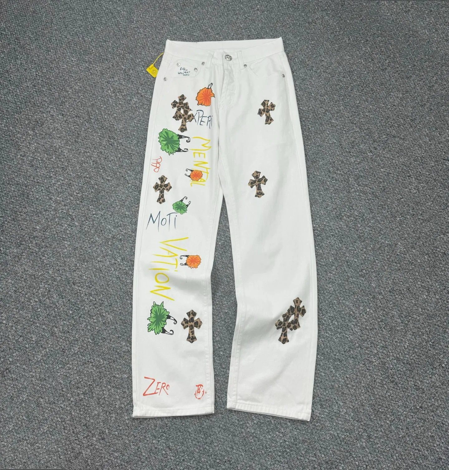 P240 Style No.: H839 Chrome Hearts & Chrome Hearts High-end Chrome hearts white little monster cross patchwork leather jeans, the same style as the trendy uncle. Original hardware accessories, washed and other elevators, QR code analysis are all purchased from the original factory, high degree of restoration, you are welcome to compare with a certain product ~ Three-dimensional version Loose and comfortable, not picky about the figure, taller and slimmer, factory Seiko, original quality control, same style for men and women, can be matched with couples, versatile recommendation, must-have jeans for all seasons, fashionable people have been disappointed From the quality selection of fabrics, the tailoring of details, and the matching of patterns, everything is impeccable! The upper body is so handsome when worn...it can be easily worn by men, women and children! The craftsmanship is made of heavy-duty washed pure cotton denim fabric. After washing, it is soft and thick and looks very stylish when worn. Size: 28, 30, 32, 34 Color: white